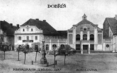 Sokolovna a restaurant \"U bílého lva\" na pohlednici z r. 1921